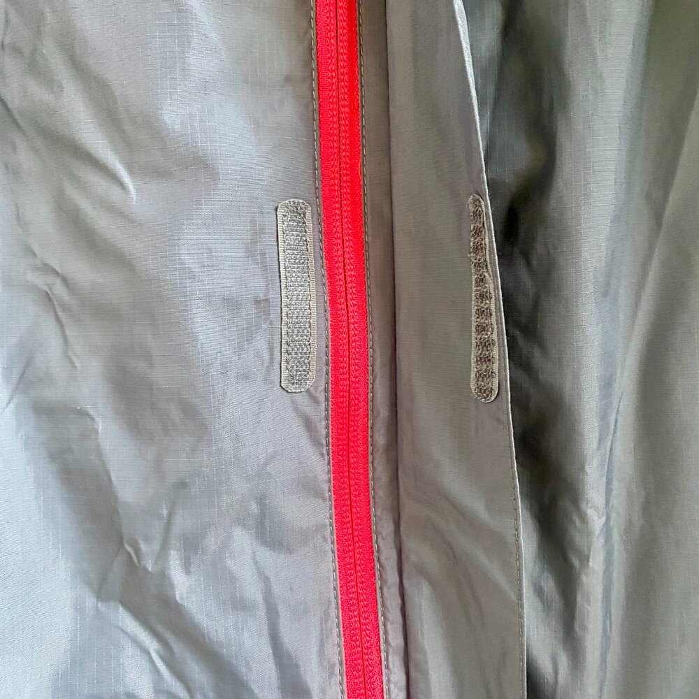 The North Face Boys Rain Jacket/Windbreaker with Hood, Gray, Size XL-18/20. - Picture 8 of 12